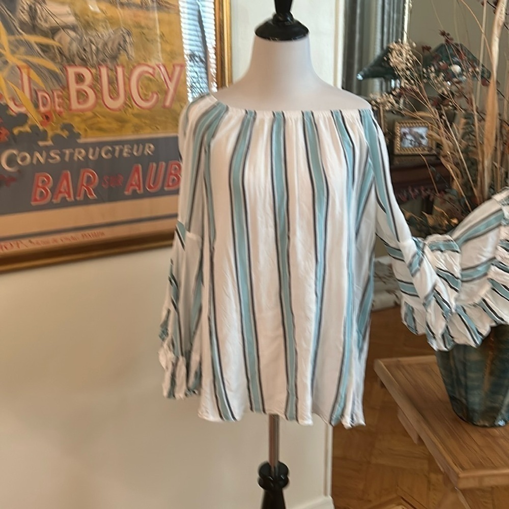 Lovely vertical  stripped top